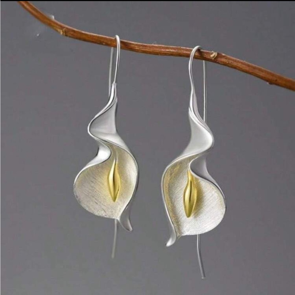 🆕💛 JEWELRY Elegant Silver and Gold Floral Earrings giftable boutique item